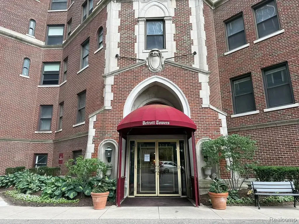 8162 E Jefferson Avenue Detroit City MI 48214