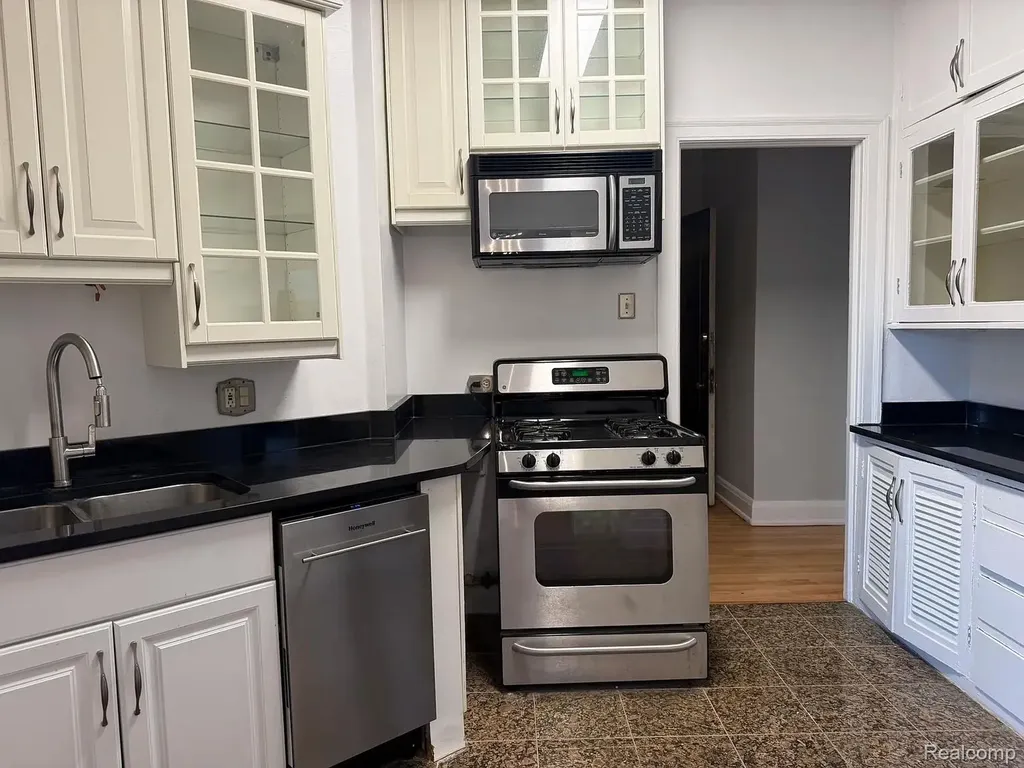 8162 E Jefferson Avenue Detroit City MI 48214