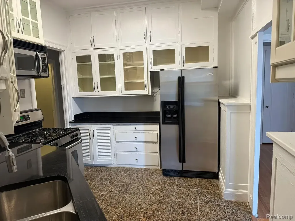 8162 E Jefferson Avenue Detroit City MI 48214