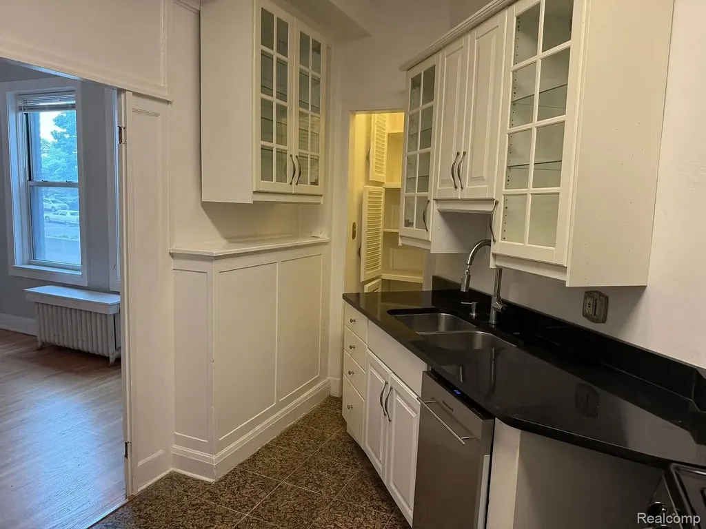 8162 E Jefferson Avenue Detroit City MI 48214