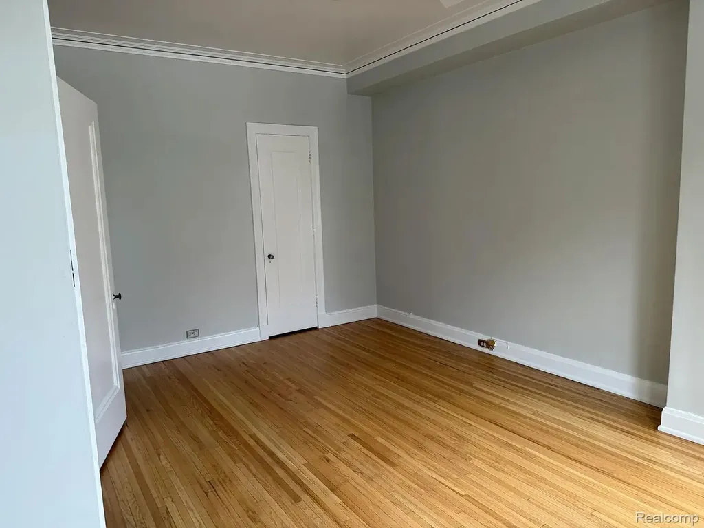 8162 E Jefferson Avenue Detroit City MI 48214