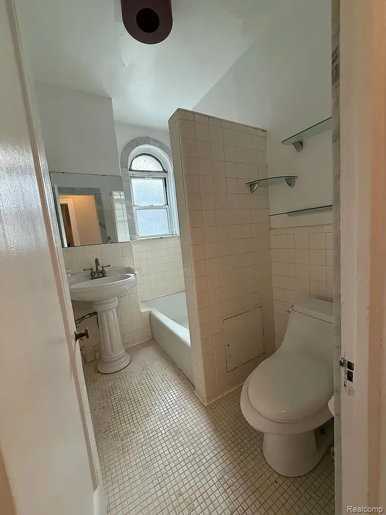 8162 E Jefferson Avenue Detroit City MI 48214