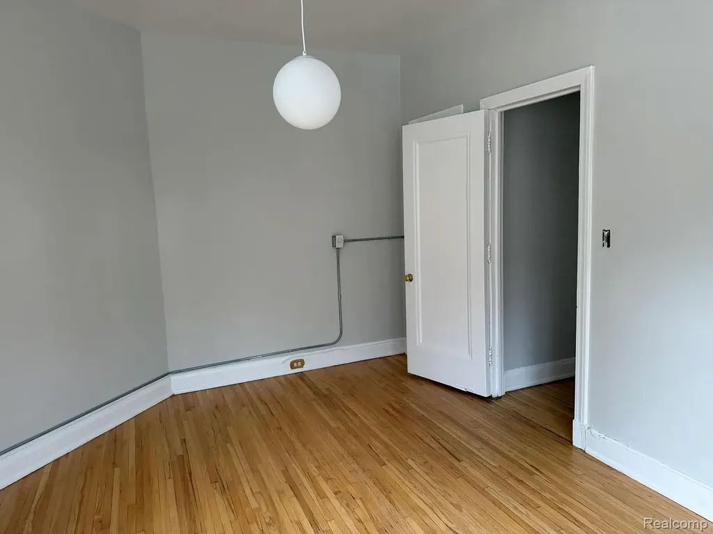 8162 E Jefferson Avenue Detroit City MI 48214