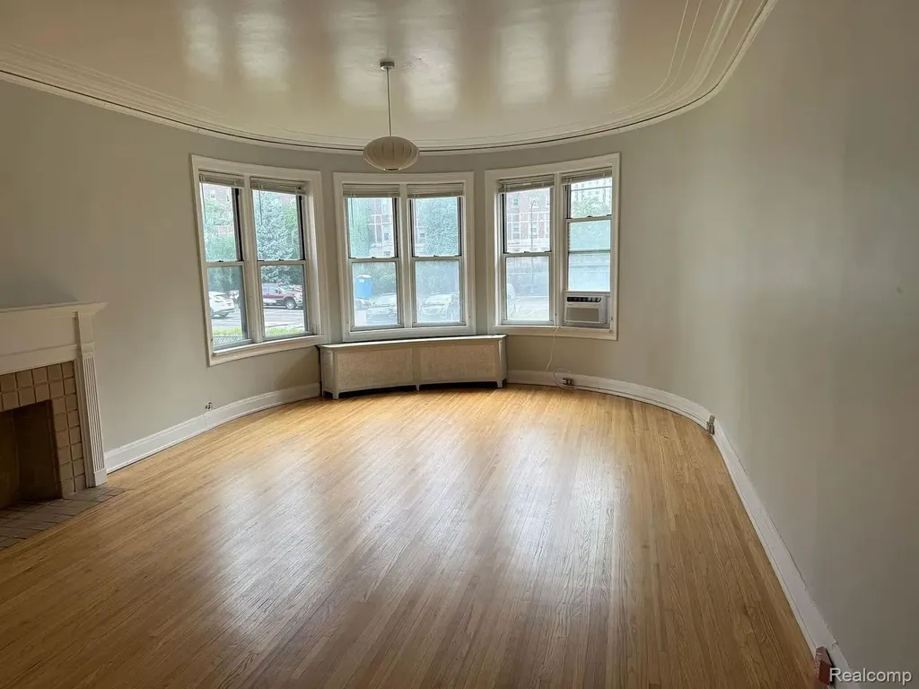 8162 E Jefferson Avenue Detroit City MI 48214
