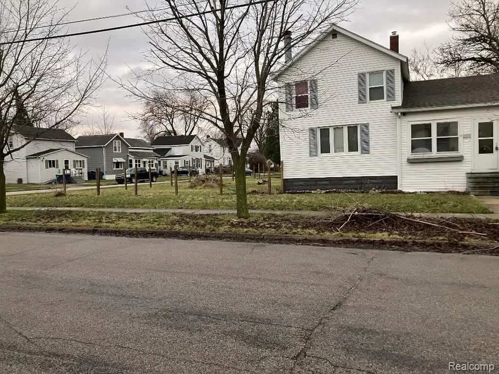 208 34th Street Bay City City MI 48708
