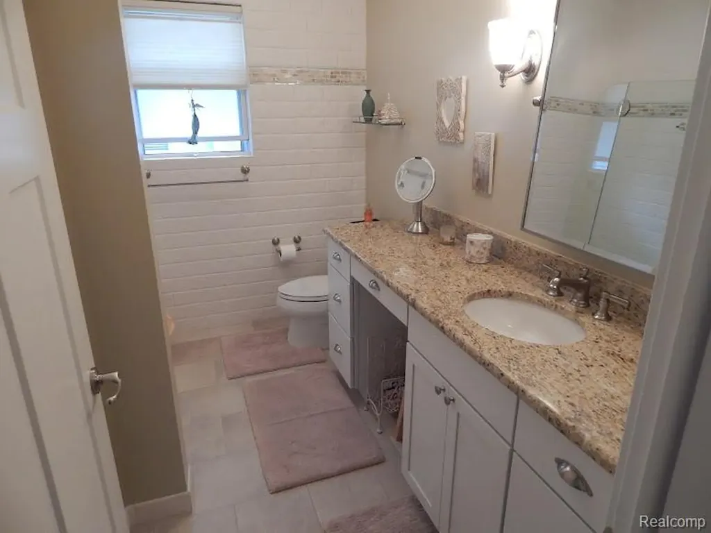 427 Wesley Avenue Rochester City MI 48307
