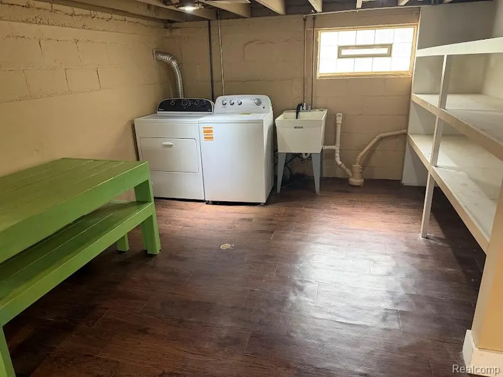 427 Wesley Avenue Rochester City MI 48307