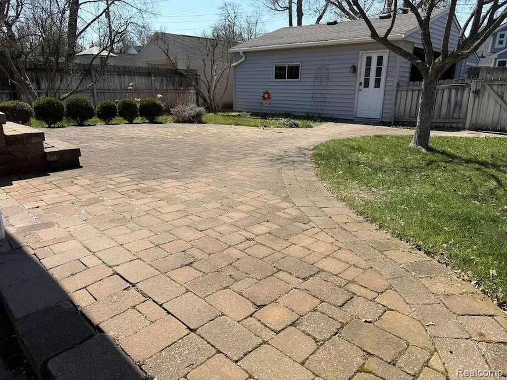 427 Wesley Avenue Rochester City MI 48307
