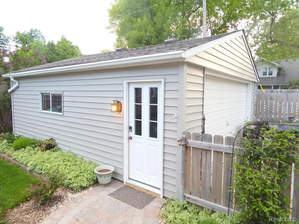 427 Wesley Avenue Rochester City MI 48307