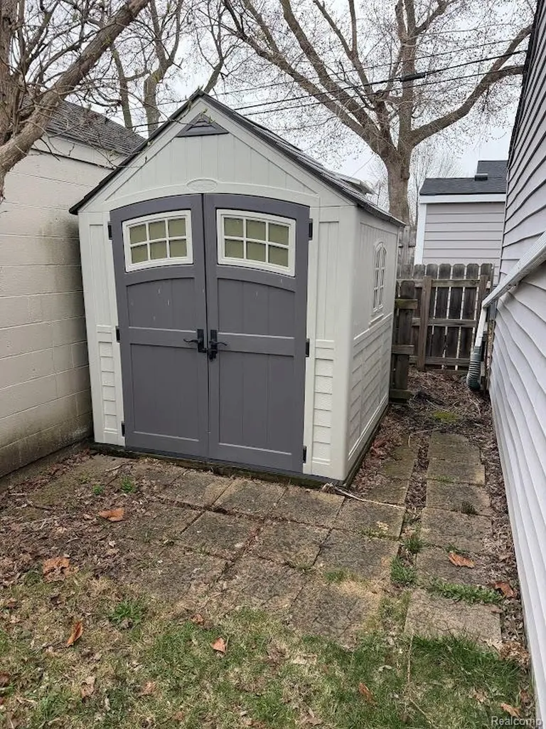 427 Wesley Avenue Rochester City MI 48307
