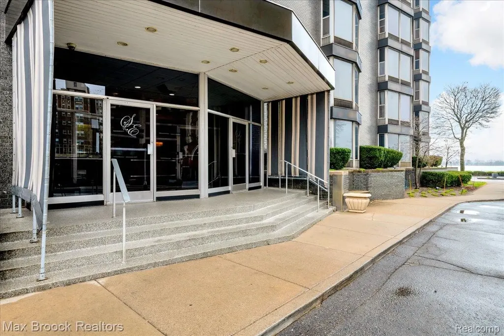 8200 E Jefferson Avenue Detroit City MI 48214