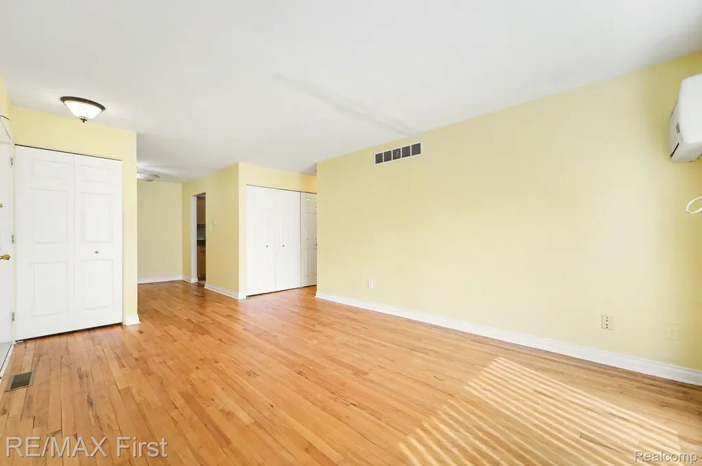 925 Laprairie Street Ferndale City MI 48220