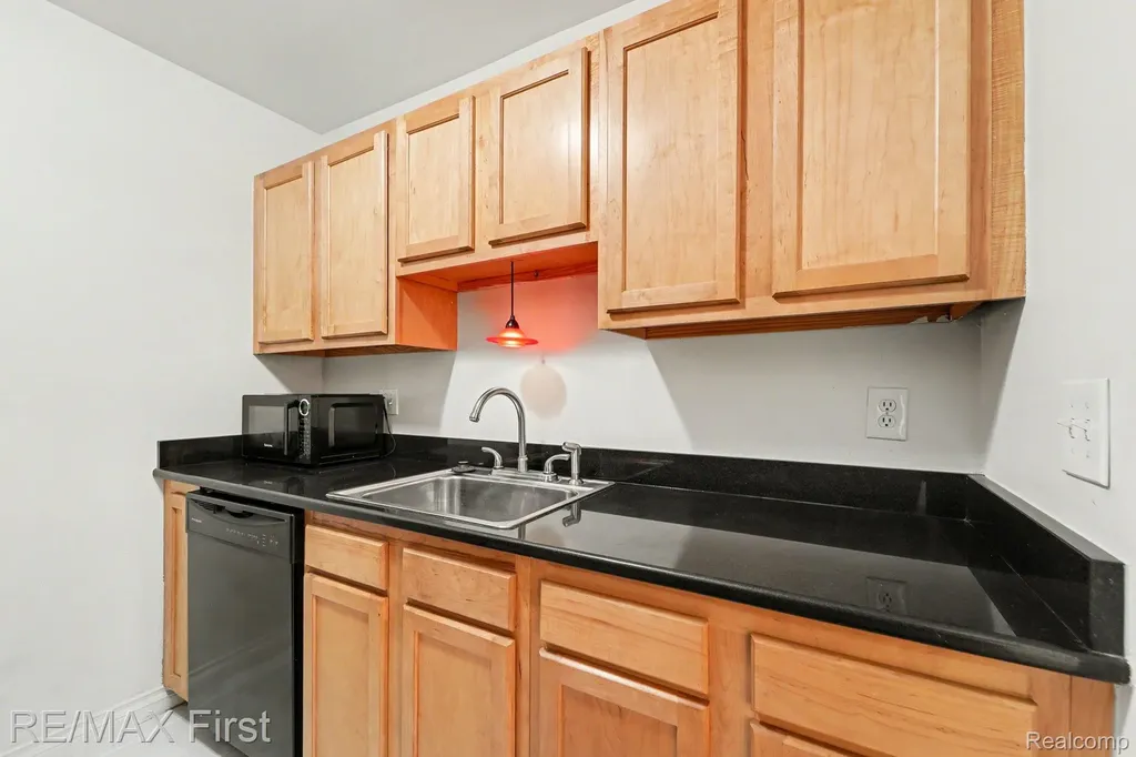 925 Laprairie Street Ferndale City MI 48220