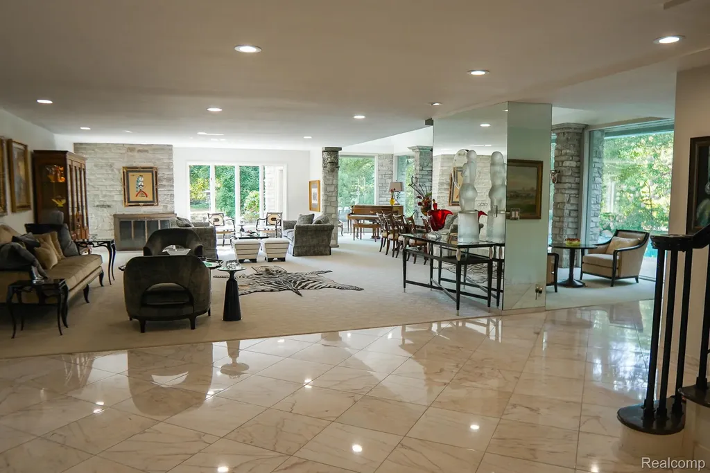 320 Cranbrook Court Bloomfield Hills City MI 48304
