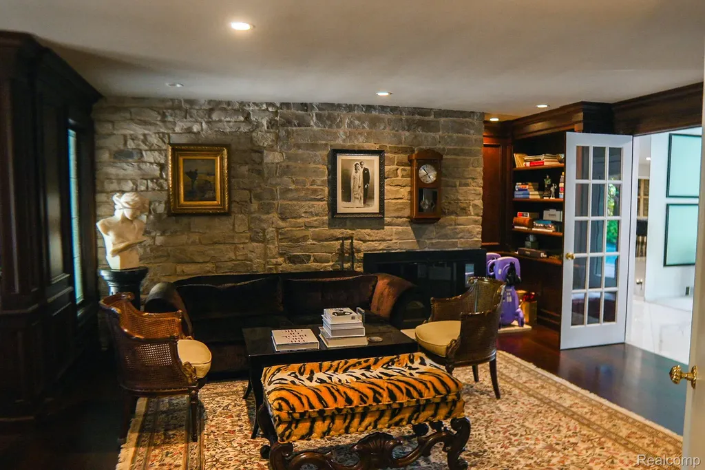 320 Cranbrook Court Bloomfield Hills City MI 48304