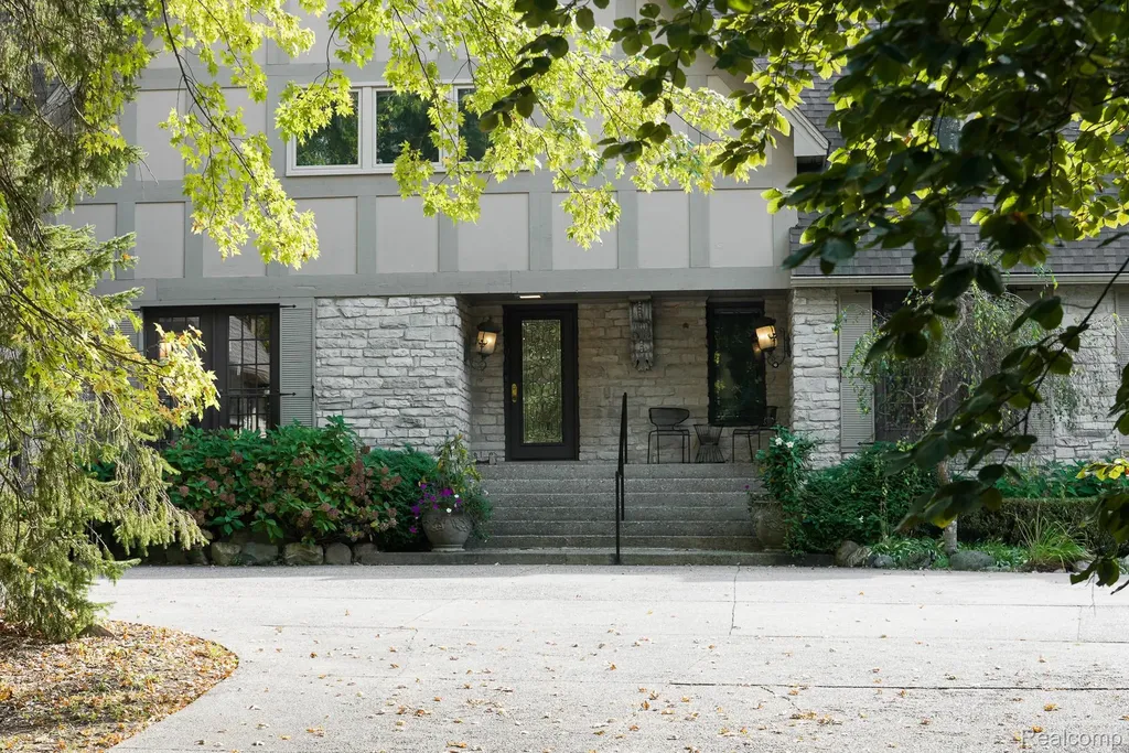 320 Cranbrook Court Bloomfield Hills City MI 48304
