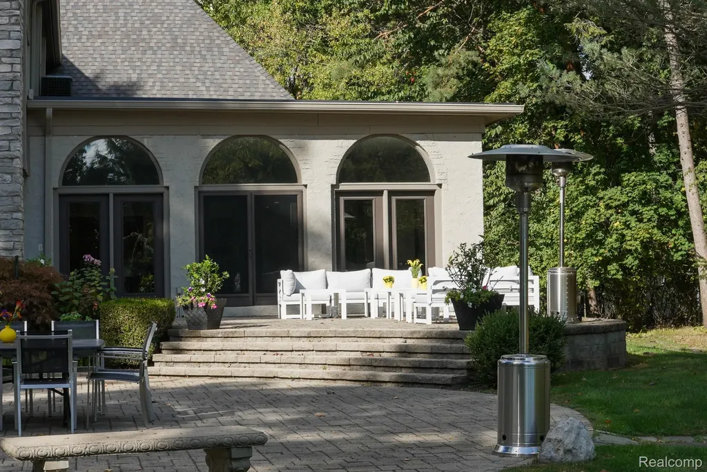 320 Cranbrook Court Bloomfield Hills City MI 48304