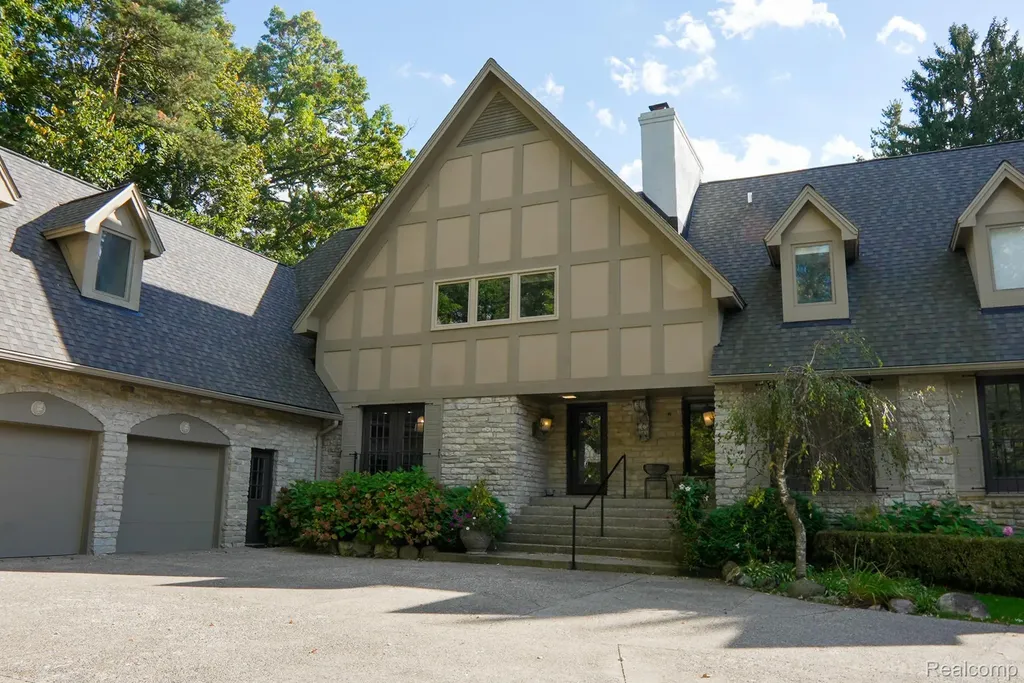 320 Cranbrook Court Bloomfield Hills City MI 48304
