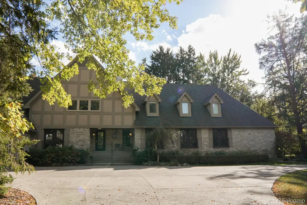 320 Cranbrook Court Bloomfield Hills City MI 48304