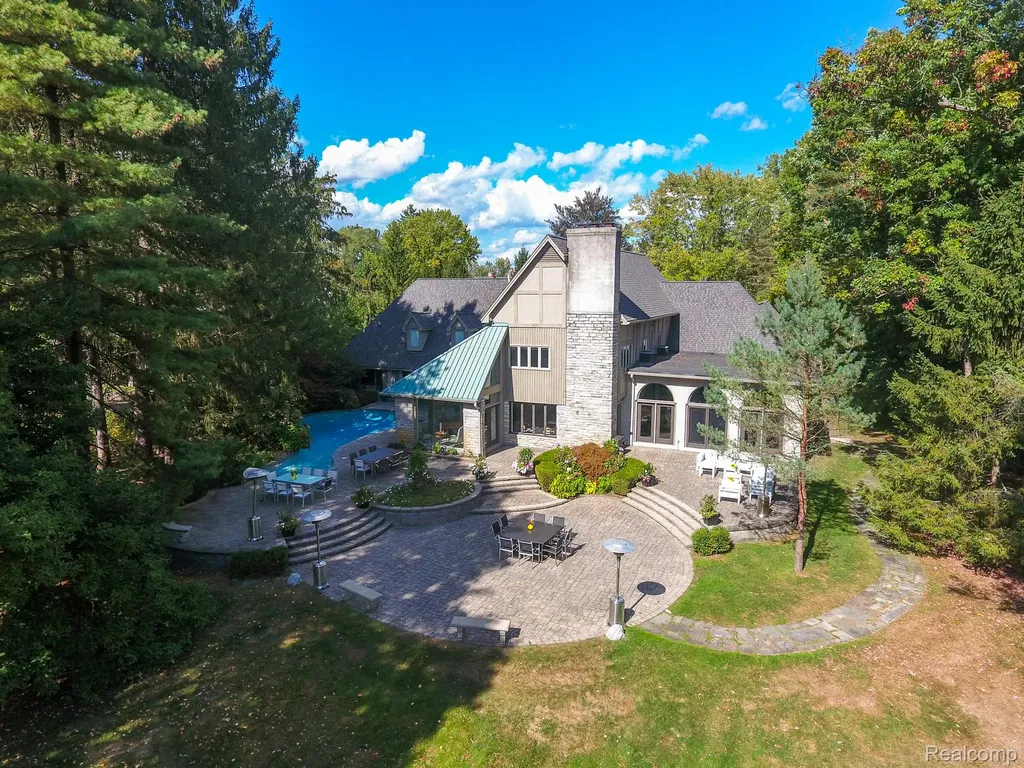 320 Cranbrook Court Bloomfield Hills City MI 48304