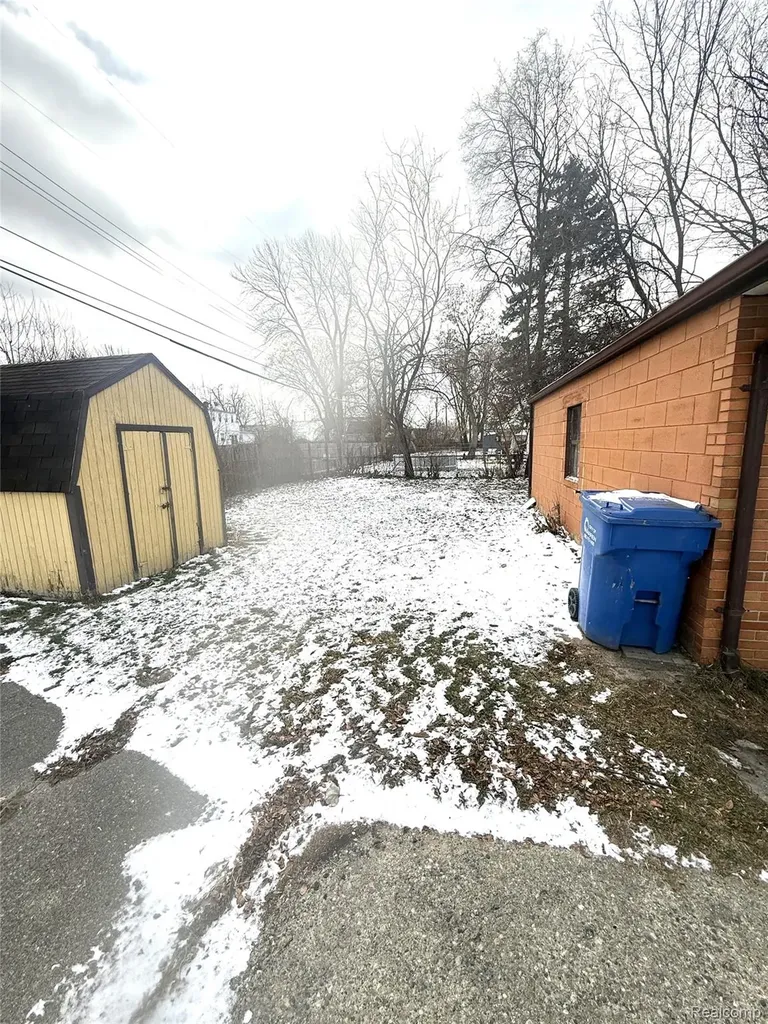 20830 Wellington Avenue Warren City MI 48089