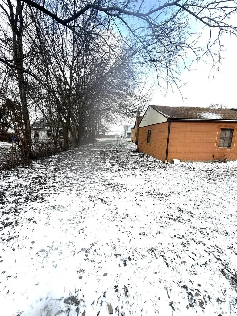 20830 Wellington Avenue Warren City MI 48089