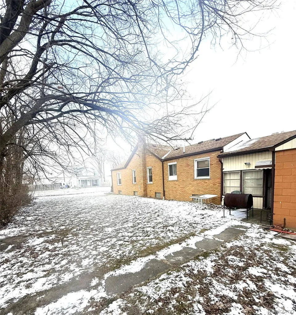 20830 Wellington Avenue Warren City MI 48089