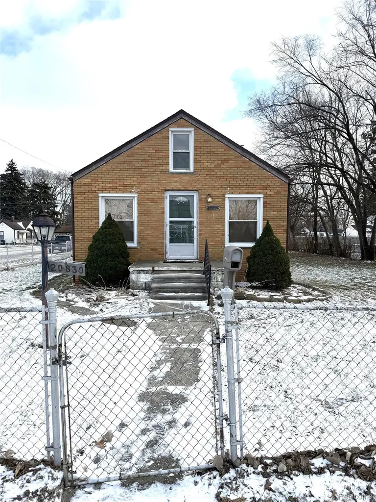 20830 Wellington Avenue Warren City MI 48089