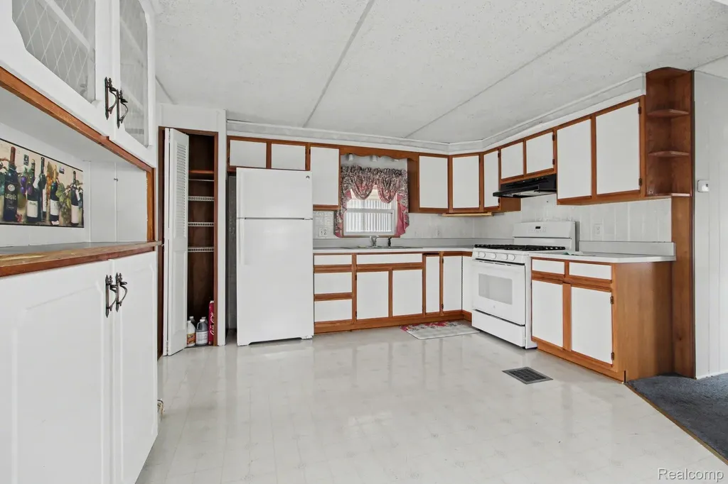 39500 Warren Road #87 Canton Charter Township MI 48187