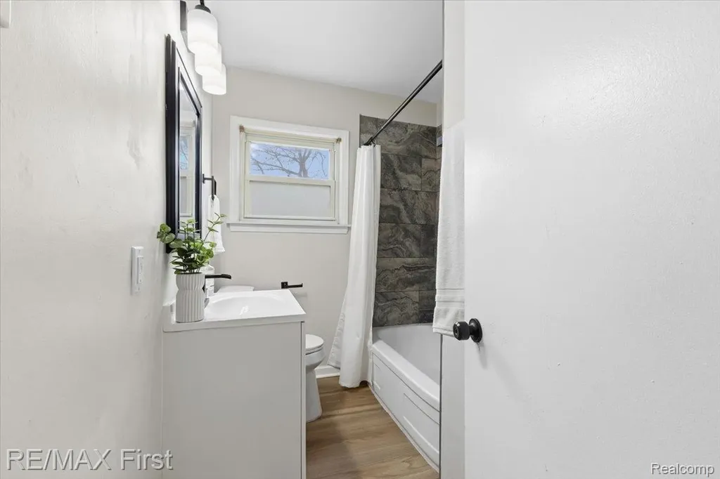 20675 Van Antwerp Street Harper Woods City MI 48225
