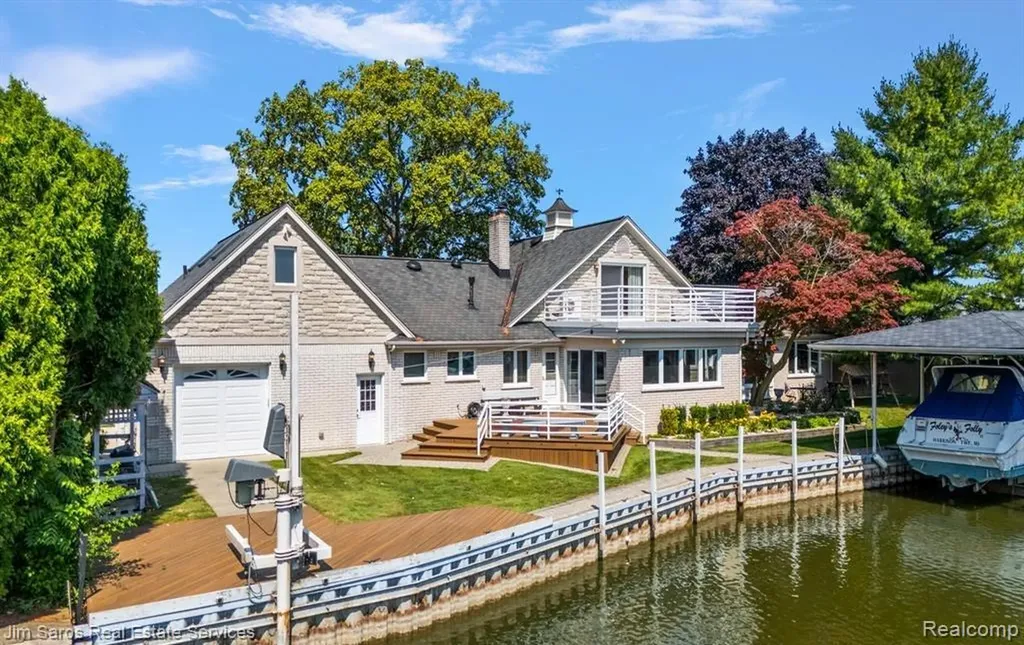 38008 Seaway Court Harrison Charter Township MI 48045