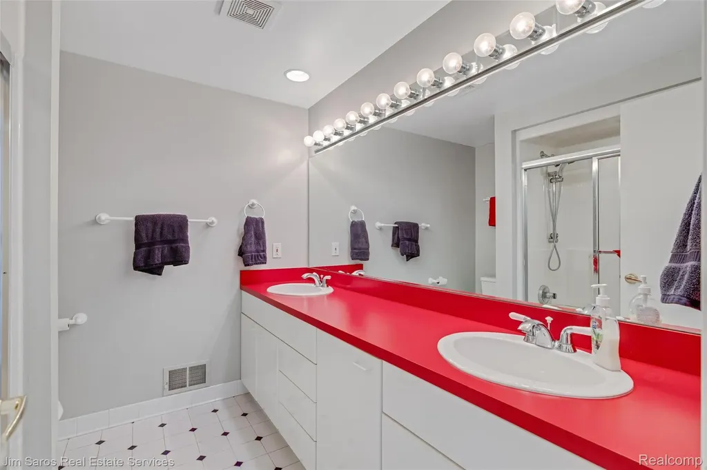 38008 Seaway Court Harrison Charter Township MI 48045