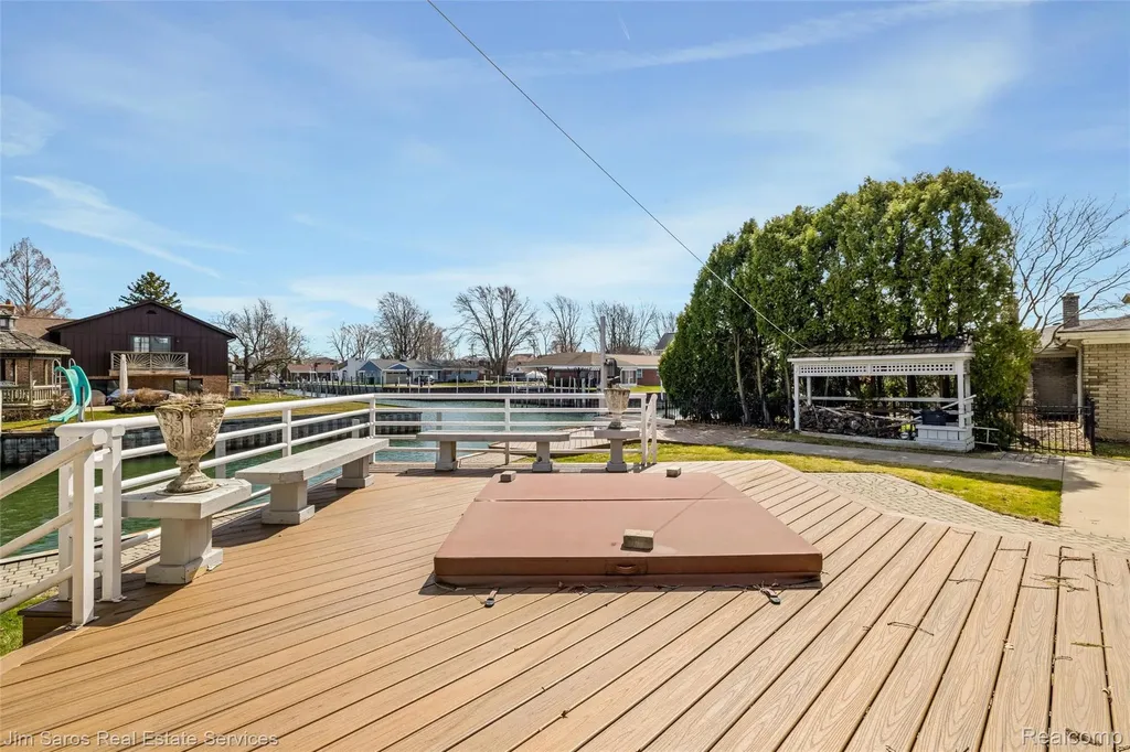 38008 Seaway Court Harrison Charter Township MI 48045