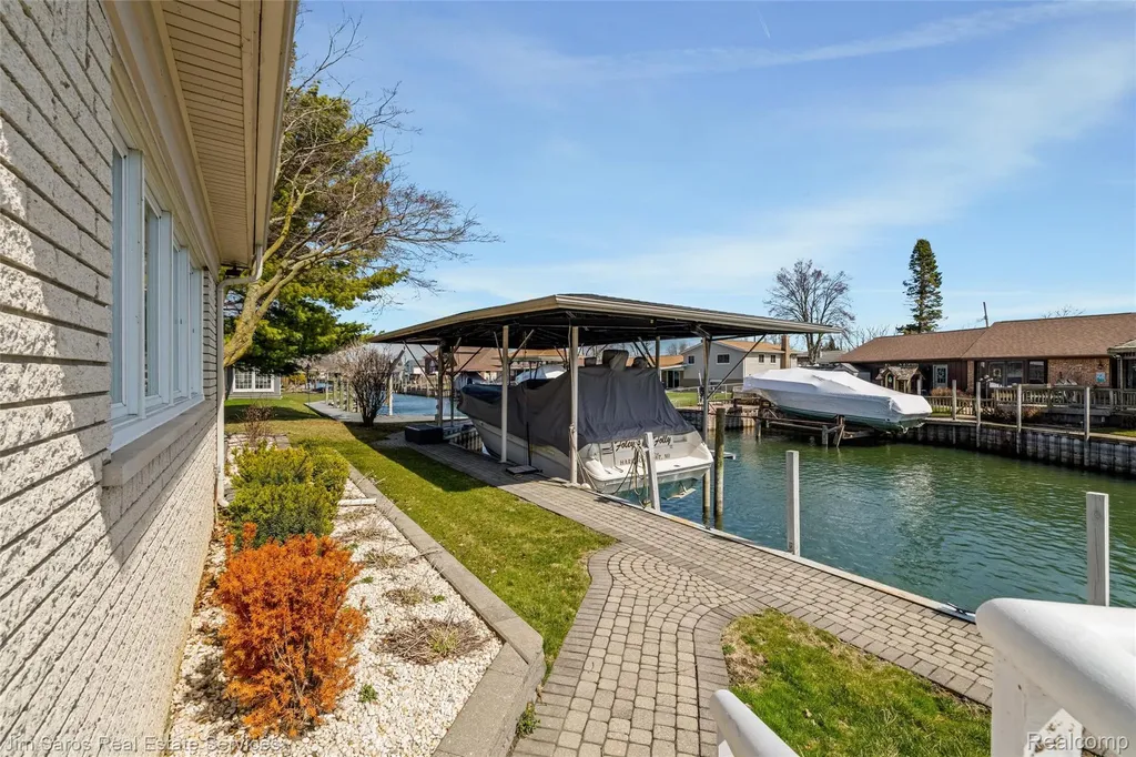 38008 Seaway Court Harrison Charter Township MI 48045