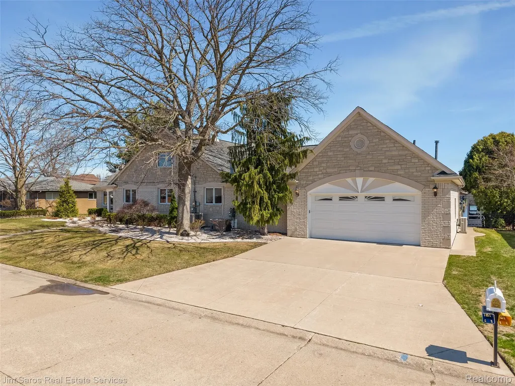 38008 Seaway Court Harrison Charter Township MI 48045