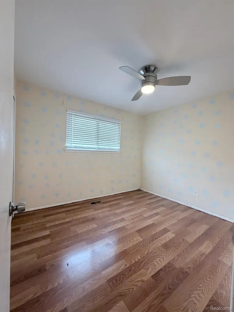 29355 Westbrook Avenue Warren City MI 48092