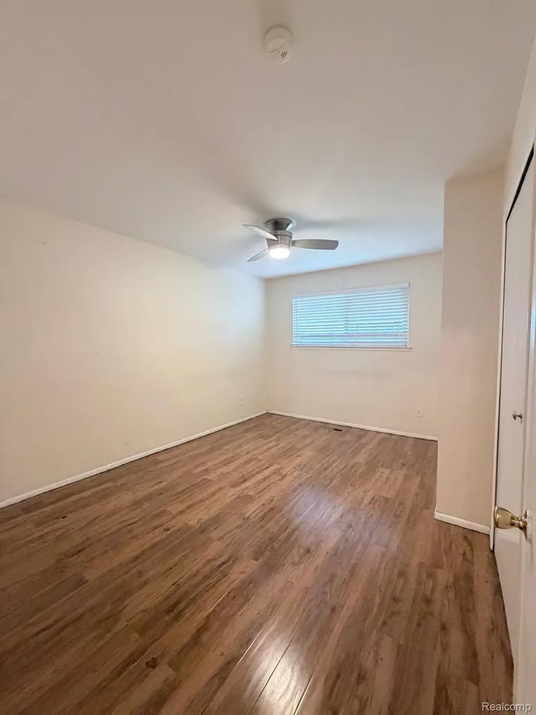 29355 Westbrook Avenue Warren City MI 48092