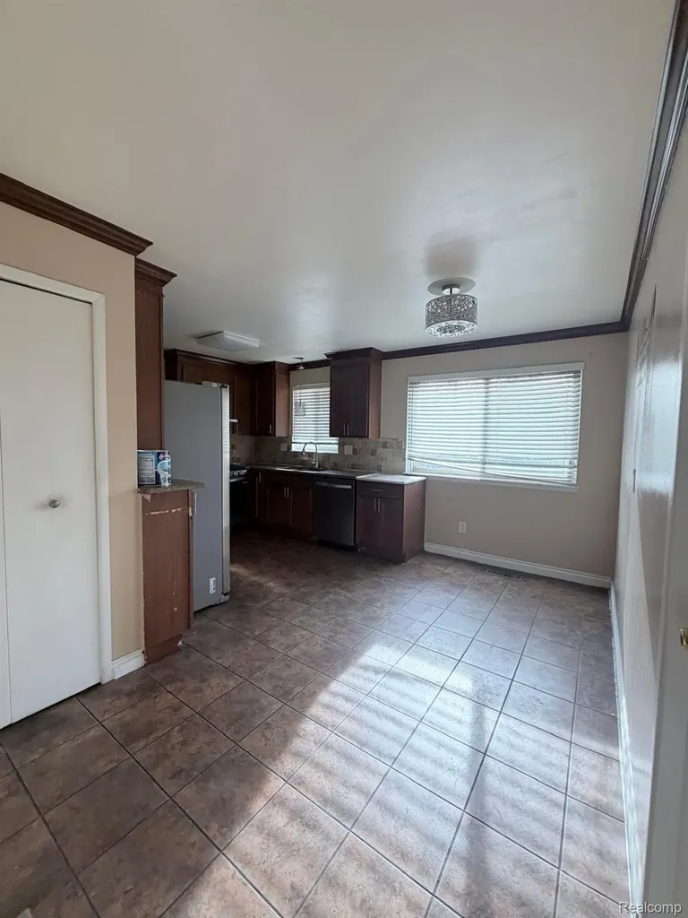 29355 Westbrook Avenue Warren City MI 48092