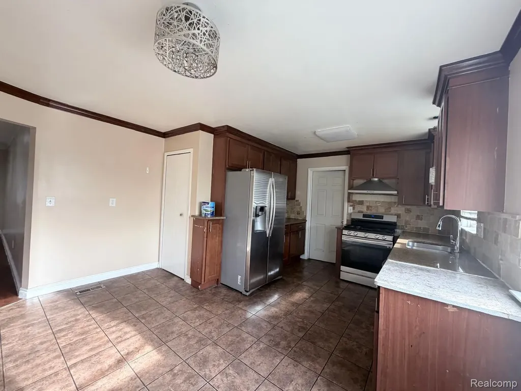 29355 Westbrook Avenue Warren City MI 48092