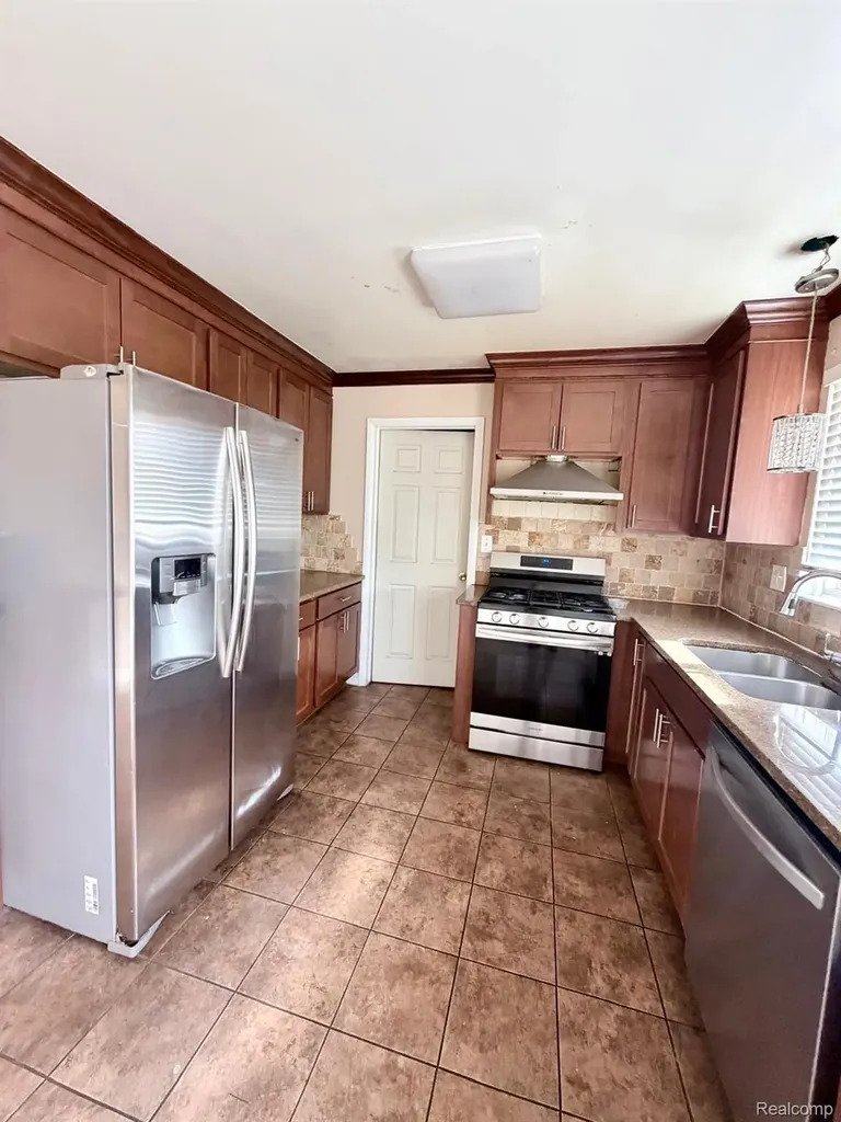 29355 Westbrook Avenue Warren City MI 48092