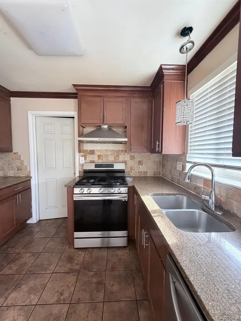 29355 Westbrook Avenue Warren City MI 48092
