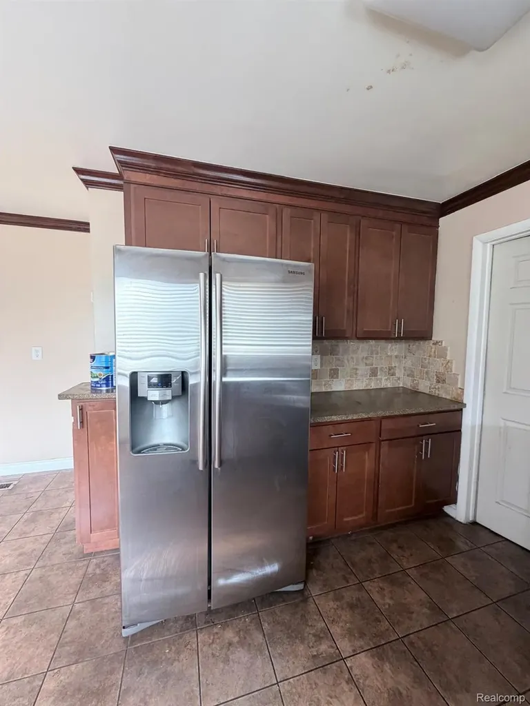 29355 Westbrook Avenue Warren City MI 48092