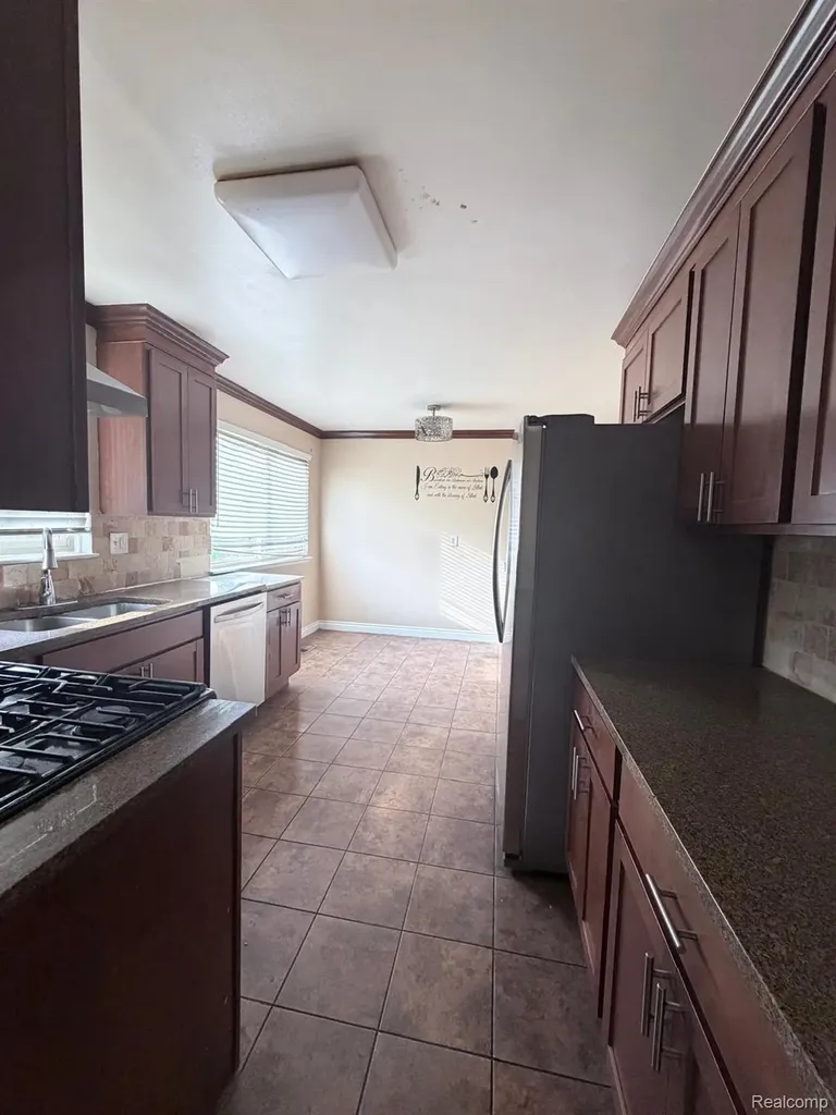 29355 Westbrook Avenue Warren City MI 48092