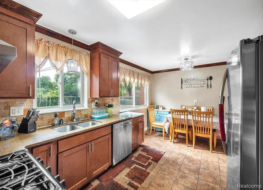 29355 Westbrook Avenue Warren City MI 48092