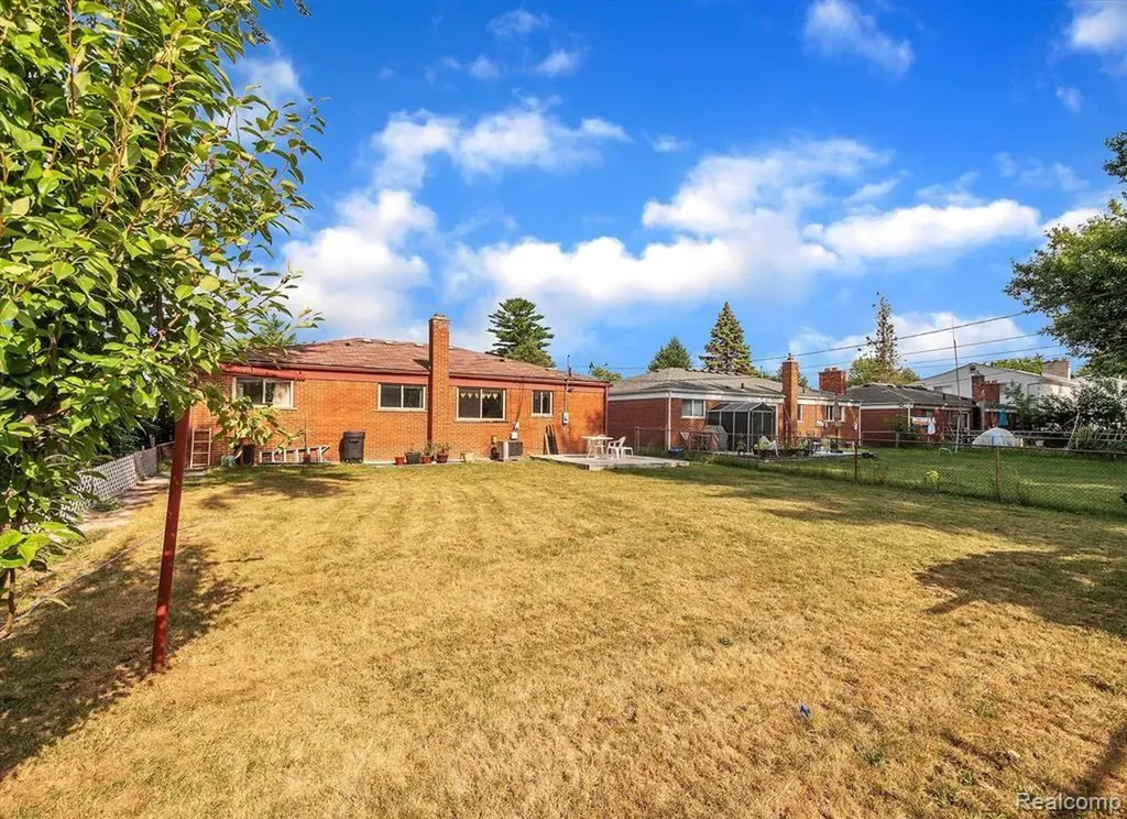 29355 Westbrook Avenue Warren City MI 48092