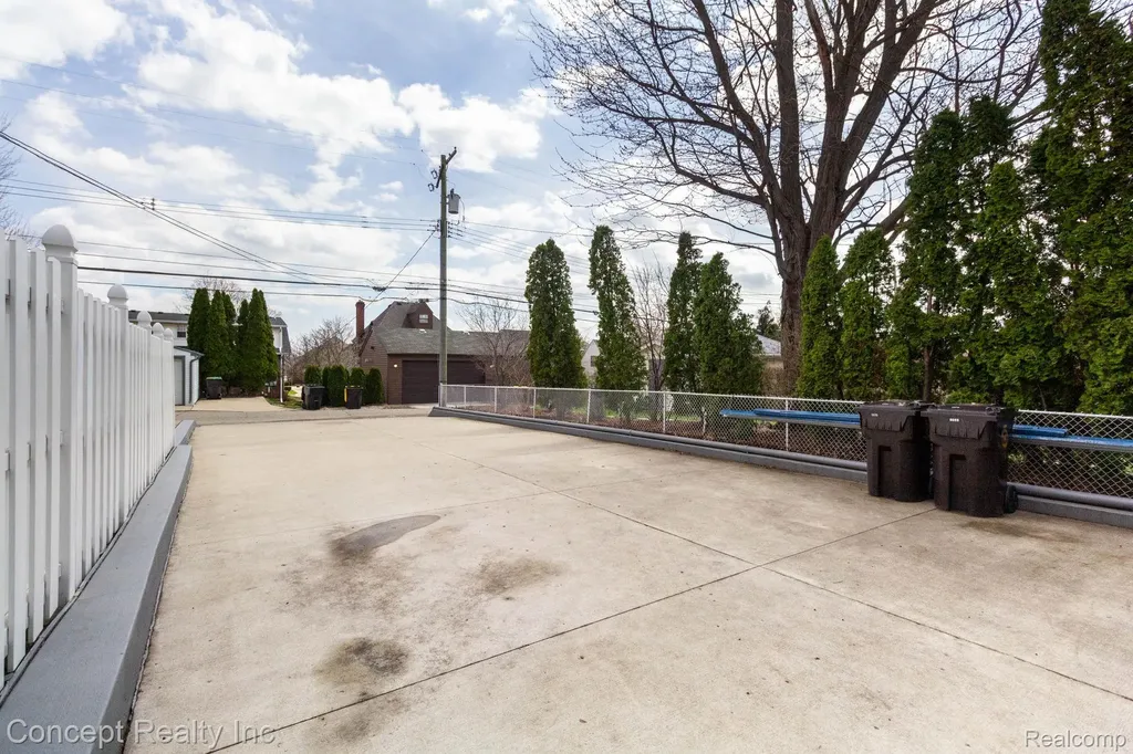 2935 W Jefferson Avenue Trenton City MI 48183