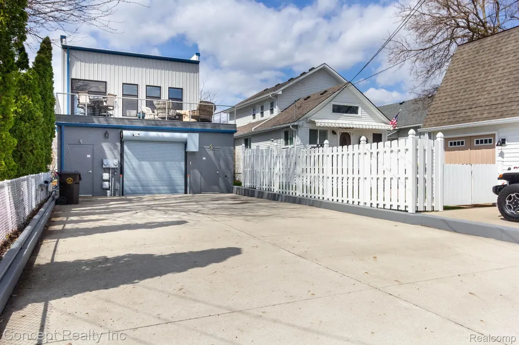 2935 W Jefferson Avenue Trenton City MI 48183