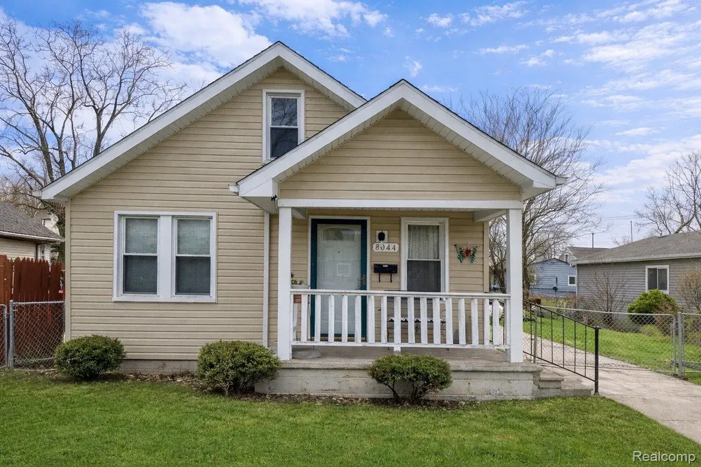 8044 Hudson Avenue Warren City MI 48089