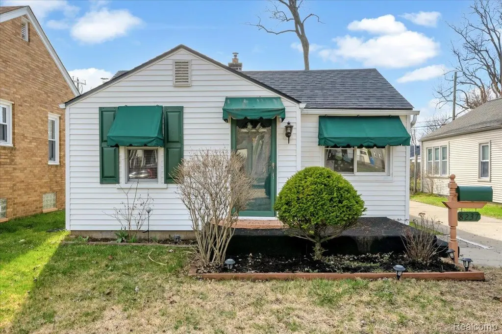 8237 Lenore Street Dearborn Heights City MI 48127