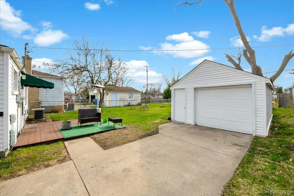 8237 Lenore Street Dearborn Heights City MI 48127